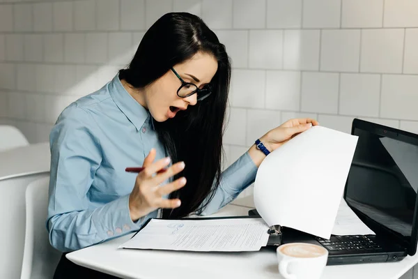 사무실에서 책상에 앉아 고 문서 보고 놀된 여자 — 스톡 사진