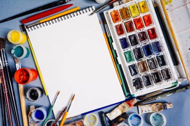 çok renkli boyalar bir arka plan üzerinde beyaz kağıdın