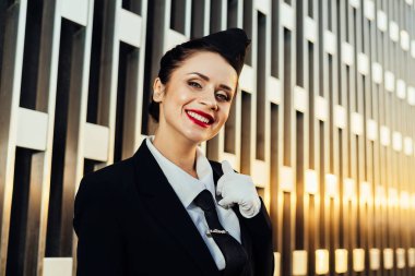 tek tip kameraya poz içinde mutlu kadın hostes