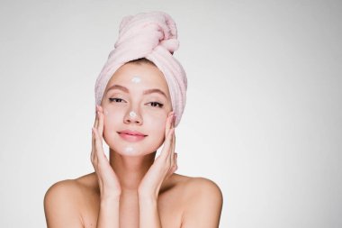 yüzünde krem duş sonra başında bir havlu ile hayran kadın