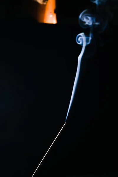 Σε μαύρο φόντο κάπνισμα ραβδί θυμίαμα — Φωτογραφία Αρχείου