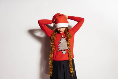 kadın beyaz bir arka plan üzerinde bir yılbaşı kostüm