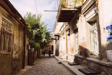 bir yaz gününde binaların arka planda dar sokak