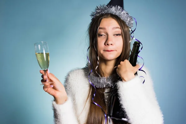 Пьяная женщина в праздничной кепке с шампанским в руках — стоковое фото