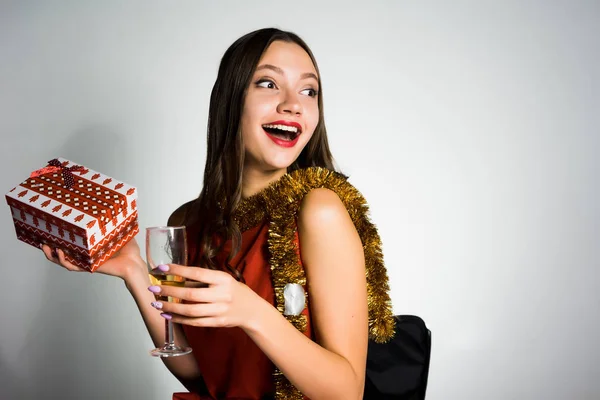 Счастливая пьяная женщина с подарком в руках — стоковое фото