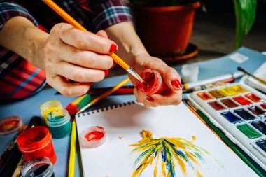 kadın ressam boyalar fırça ve boya beyaz kağıt üzerinde