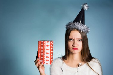 üzgün genç kız bir kafa şenlikli bir kap üzerinde bir yeni yıl hediyesi ile memnun olduğunu, kızgın
