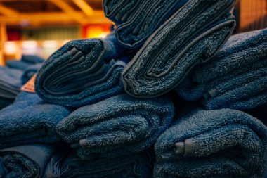 deposunda bulunan birçok mavi terry banyo havlusu