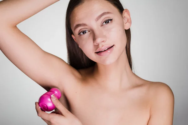 La donna ha messo un deodorante sulle ascelle — Foto Stock