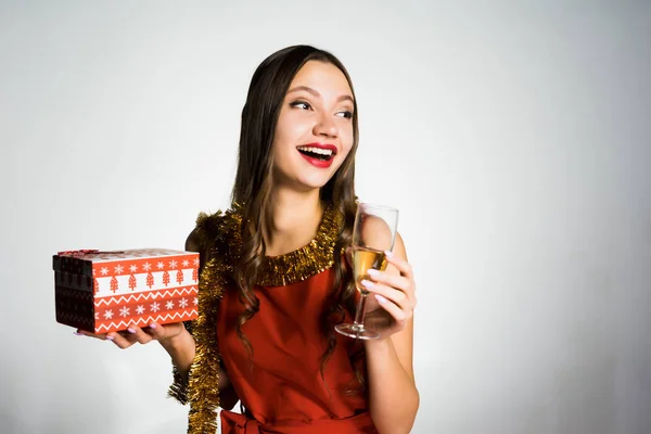 Lyckligt berusad kvinna med ett glas champagne — Stockfoto