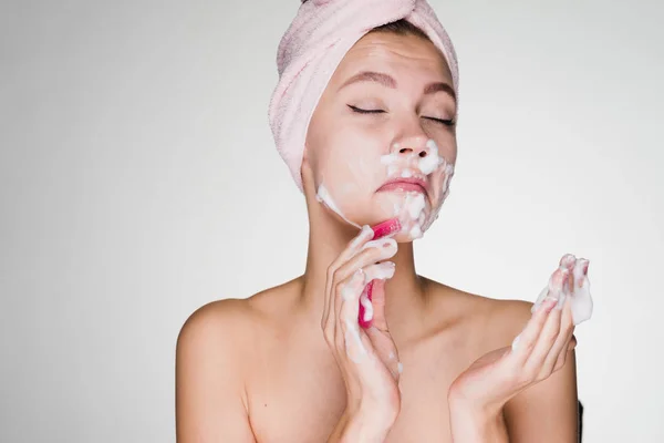 Kvinna med en handduk på huvudet utför ansikts hårborttagning — Stockfoto