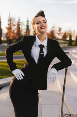 tek tip kameraya poz içinde mutlu kadın hostes