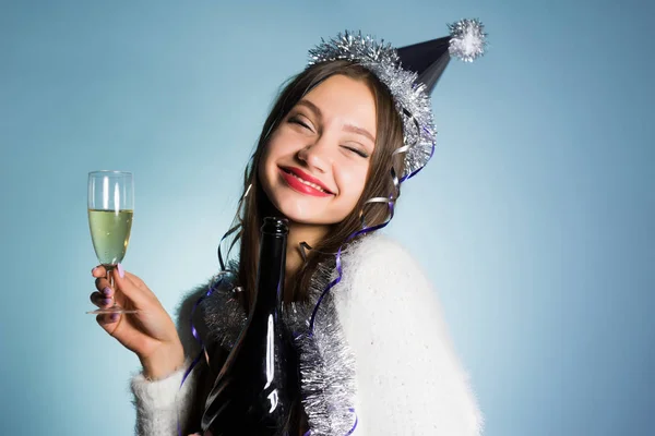 Счастливая пьяная женщина в праздничной кепке с бокалом шампанского — стоковое фото
