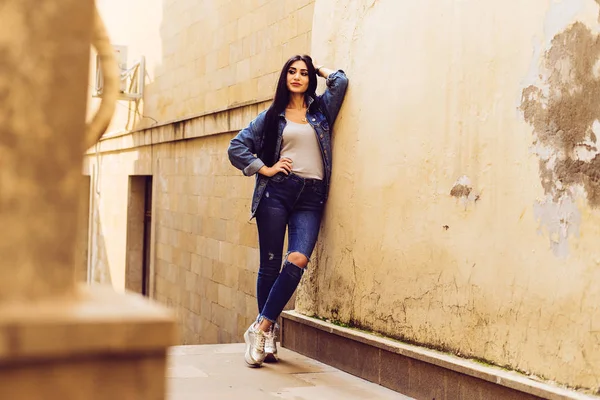 Mooie stijlvolle vrouw poseren op camera in denim pak — Stockfoto