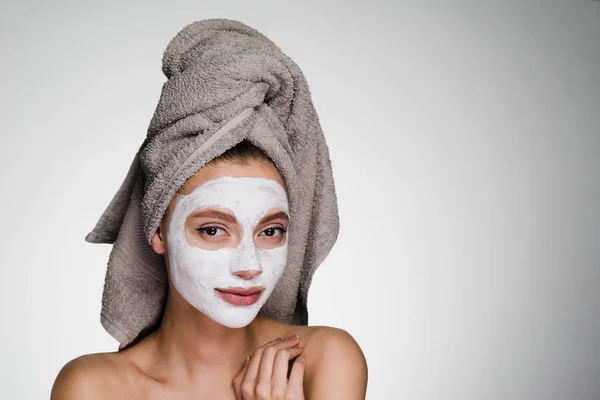 Mujer con toalla en la cabeza ha puesto máscara en la cara y posando en la cámara —  Fotos de Stock