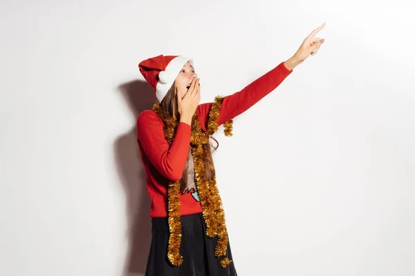 Blij verrast vrouw in een kostuum van het nieuwe jaar kijkt opzij — Stockfoto