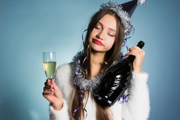 Счастливая пьяная женщина в праздничной кепке с бутылкой в руке — стоковое фото