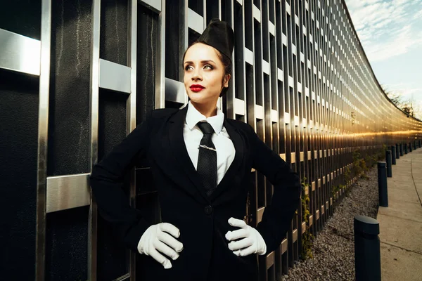 Femme hôtesse de l'air en uniforme posant à la caméra — Photo