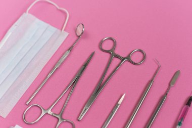 diş bir enstrüman ve tıbbi maske pembe bir arka plan olduğunu