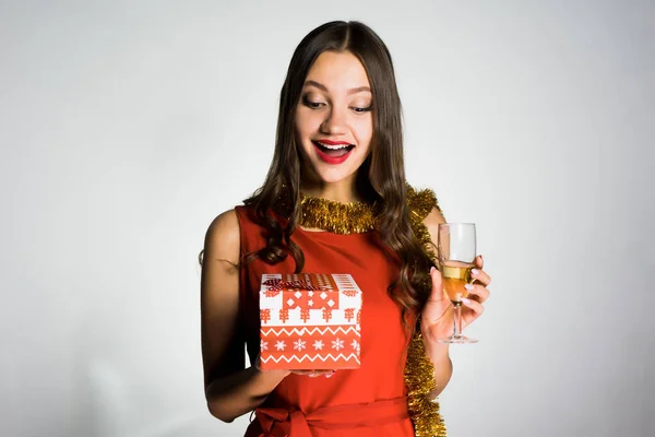 Счастливая пьяная женщина с подарком и шампанским в руках — стоковое фото