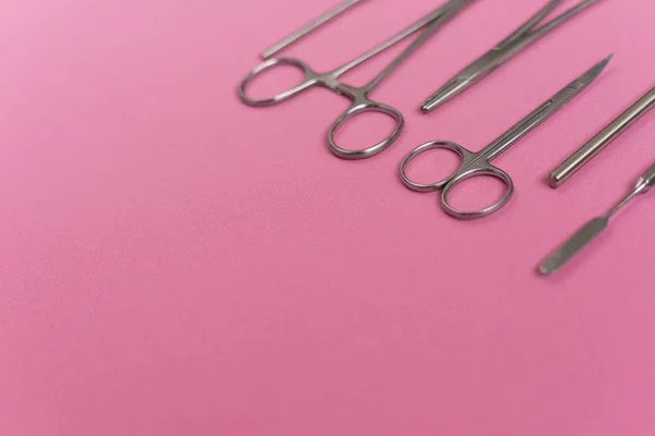 Su fondo rosa è uno strumento dentale sterile — Foto Stock