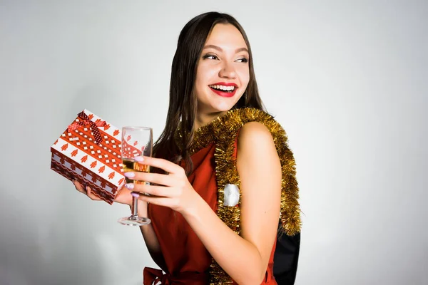 Счастливая пьяная женщина с подарком в руках — стоковое фото
