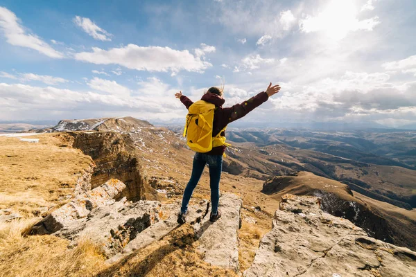 Güneşli bir günde dağlar zemine karşı duran kadın turist — Stok fotoğraf