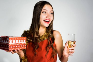 bir kadeh şampanya ile mutlu sarhoş kadın