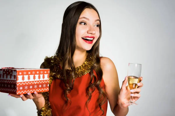 Lyckligt berusad kvinna med ett glas champagne — Stockfoto