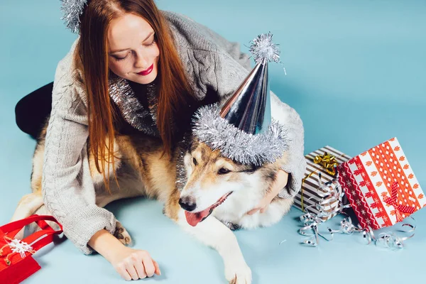 Femme en chapeau festif étreignant grand chien — Photo