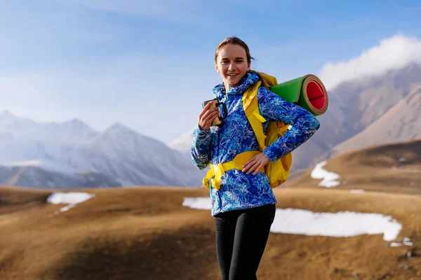 Szczęśliwa kobieta turystycznych z big plecak w tle wysokie góry — Zdjęcie stockowe