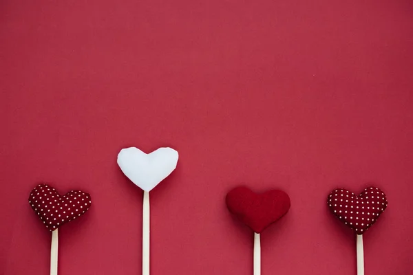 Fondo del Día de San Valentín con corazones hechos a mano — Foto de Stock