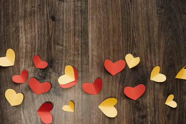 Walentynki serca tło, czerwony i żółty na tekstury drewna — Zdjęcie stockowe
