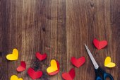 Den svatého Valentýna pozadí, červené a žluté srdce na texturu dřeva
