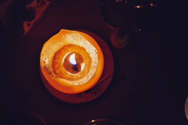 Karanlıkta aromatik bir mum, dinlendirici bir atmosfer yakar