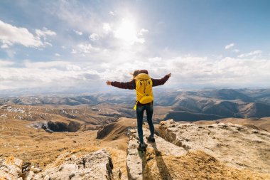 aktif genç kız sarı bir sırt çantası ile seyahat Kafkas Dağları, doğa, sahiptir ellerini yukarı doğru kaldırdı