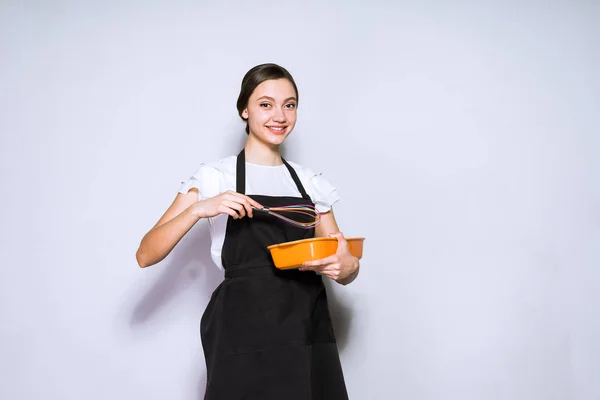 Молода жінка готує смачний пиріг на вечерю — стокове фото