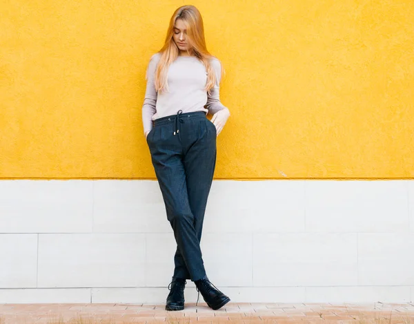 Menina loira elegante posando no fundo amarelo, estilo de rua e moda — Fotografia de Stock