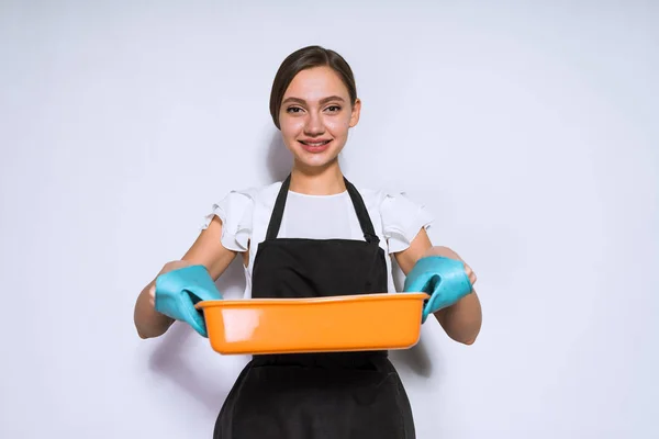 Felice ragazza casalinga cuoce deliziosa torta per cena — Foto Stock