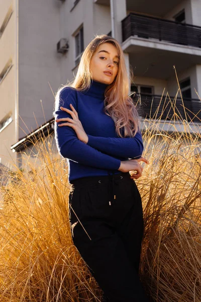 Stylish young blond girl in fashionable clothes posing, street style — Stock Photo, Image