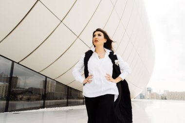 Beyaz bir gömlek Bakü şehir yürüyüş güzel genç kadın