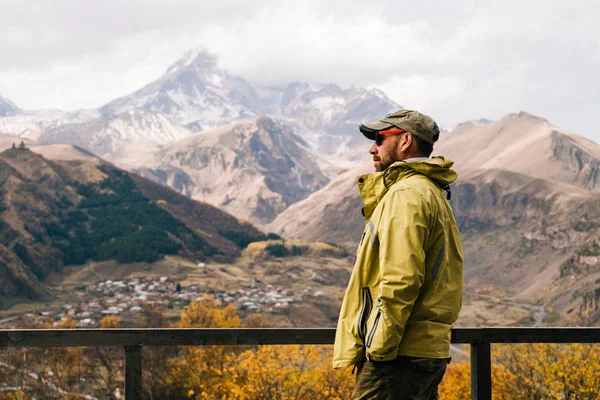 Взрослый мужчина в пиджаке и очках наслаждается горной природой — стоковое фото
