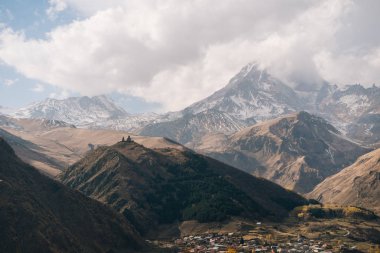 doğa, yüksek görkemli dağlar ve beyaz bulutlar ilham verici