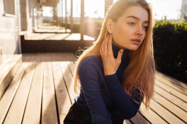 Güneşin sokakta poz çekici genç sarışın model kız