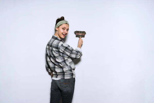 Gelukkig jong meisje in shirt schilderen muur borstel, herstellen — Stockfoto