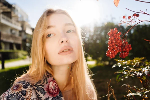 Joven hermosa rubia caminando en el parque en el sol — Foto de Stock