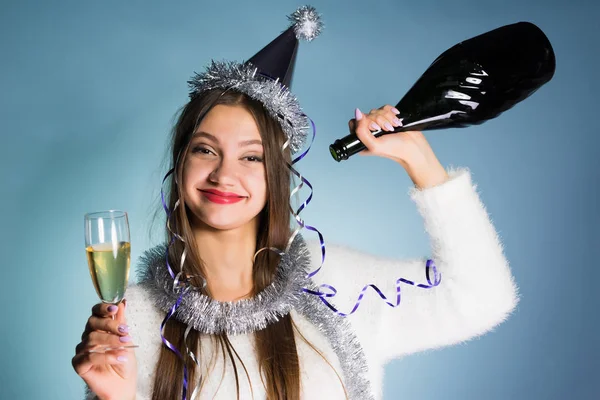 Счастливая молодая пьяная девушка празднует Новый год, выпила все шампанское — стоковое фото