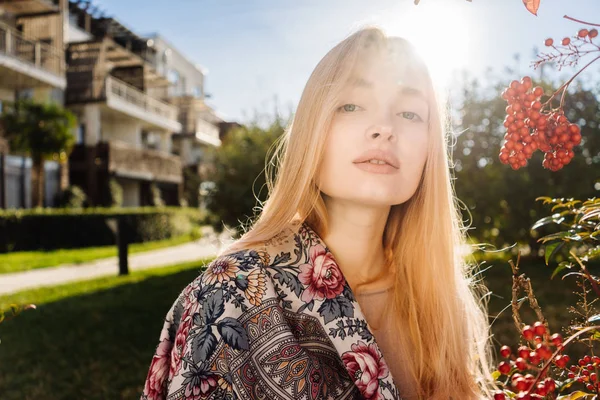 Молода приваблива блондинка, що йде крізь сад і насолоджується сонцем — стокове фото