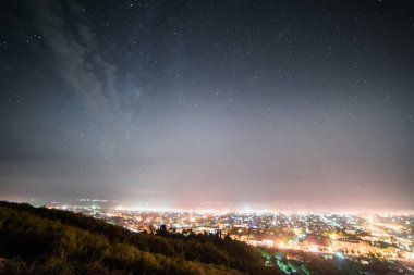 ışıklar kenti büyülü parlıyor ve gece parlar