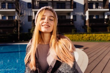 çekici genç sarışın model kız güneşin tadını, havuz kenarında rahatlatıcı şapkalı